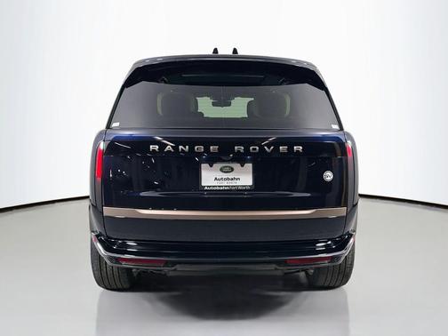 2026 Land Rover Range Rover P615 SV