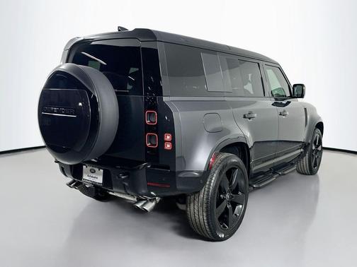 2025 Land Rover Defender 110 V8