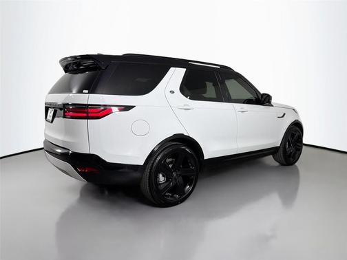 Fuji White 2026 Land Rover Discovery Dynamic SE