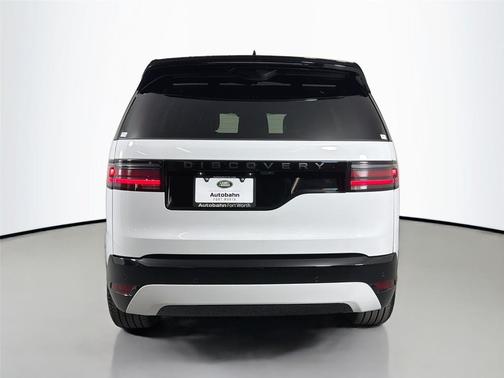 Fuji White 2026 Land Rover Discovery Dynamic SE
