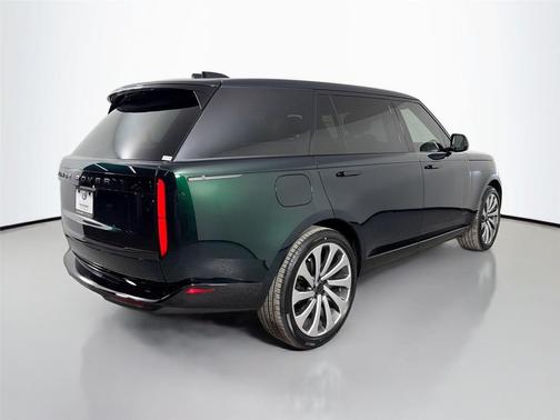British Racing Green in Gloss 2026 Land Rover Range Rover P400 SE 7 Seat