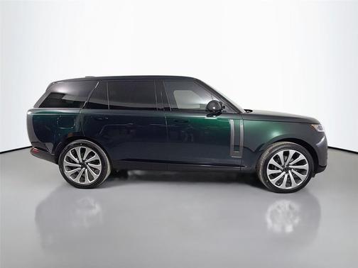 British Racing Green in Gloss 2026 Land Rover Range Rover P400 SE 7 Seat