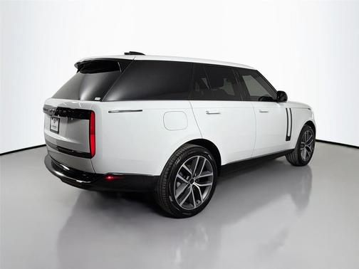 Fuji White 2026 Land Rover Range Rover P400 SE