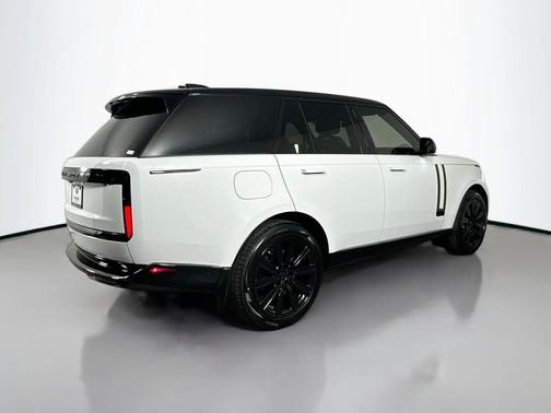 2026 Land Rover Range Rover P550e SE