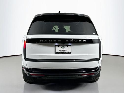 2026 Land Rover Range Rover P550e SE