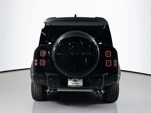 2026 Land Rover Defender 110 V8