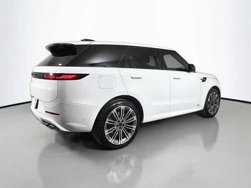 Fuji White 2026 Land Rover Range Rover Sport SE