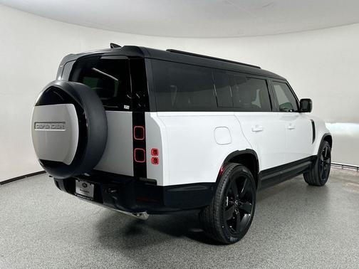 2025 Land Rover Defender 130 P400 X-Dynamic SE