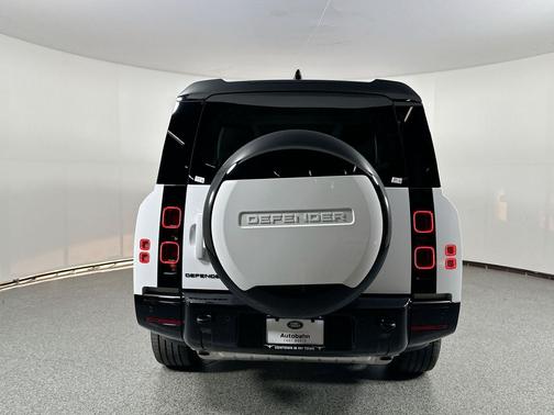 2025 Land Rover Defender 130 P400 X-Dynamic SE
