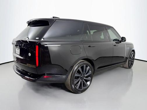 2026 Land Rover Range Rover P615 SV