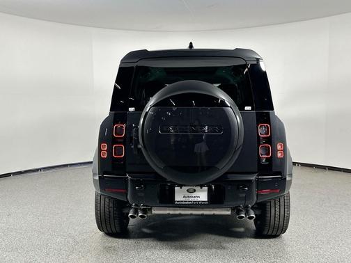 2025 Land Rover Defender 110 V8