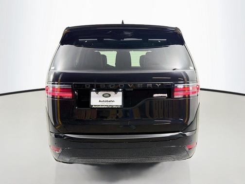 Santorini Black Metallic 2026 Land Rover Discovery Dynamic SE
