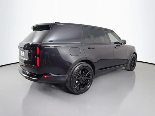 Santorini Black Metallic 2026 Land Rover Range Rover P400 SE 7 Seat