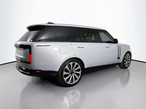 Ethereal Frost Silver 2026 Land Rover Range Rover P530 SE 7 Seat