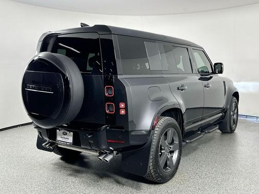 2025 Land Rover Defender 110 V8