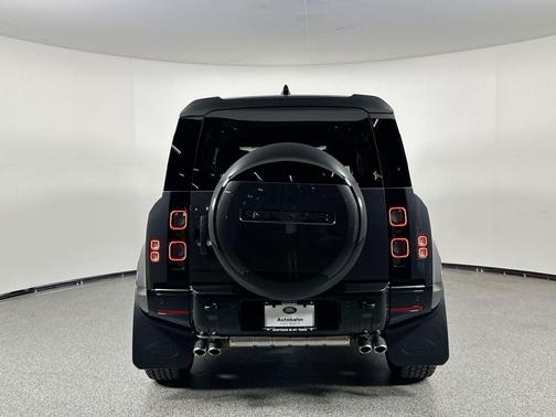 2025 Land Rover Defender 110 V8