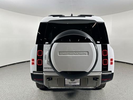 2025 Land Rover Defender 130 P400 X-Dynamic SE