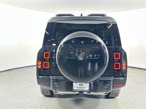 2025 Land Rover Defender 130 P400 X-Dynamic SE