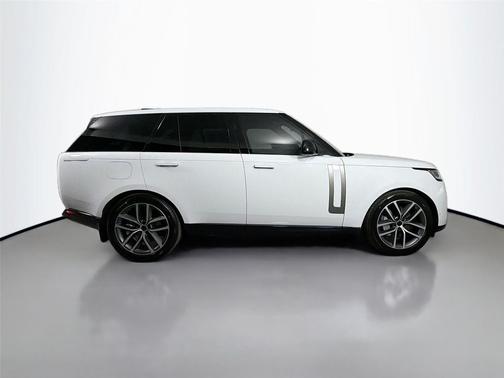 Fuji White 2026 Land Rover Range Rover P550e SE