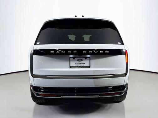 2026 Land Rover Range Rover P550e SE