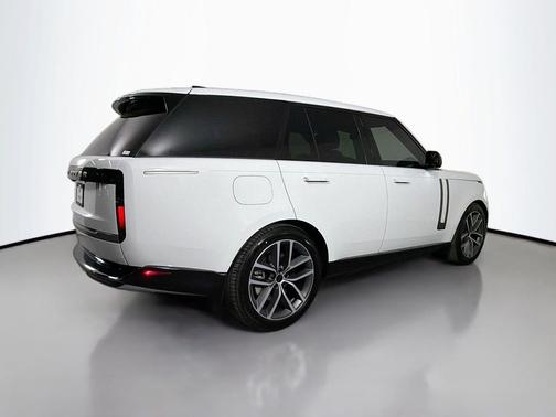 2026 Land Rover Range Rover P550e SE