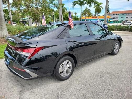 2025 Hyundai ELANTRA SE