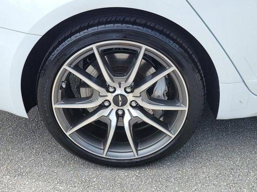 Uyuni White 2026 Genesis G70 2.5T Standard RWD