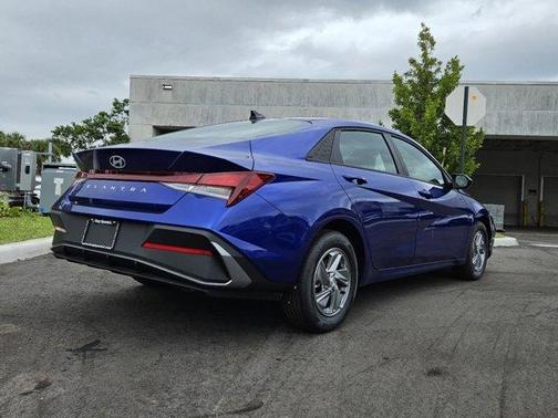 2025 Hyundai ELANTRA SE