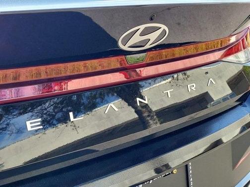 2025 Hyundai ELANTRA SE
