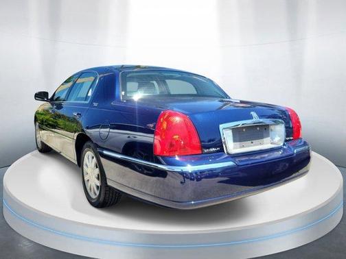 Dark Blue Pearl Metallic 2011 Lincoln Town Car Signature Limited