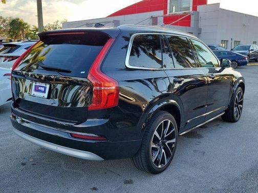 2022 Volvo XC90 T6 Momentum