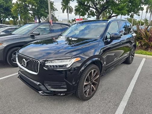 2022 Volvo XC90 T6 Momentum 7 Passenger