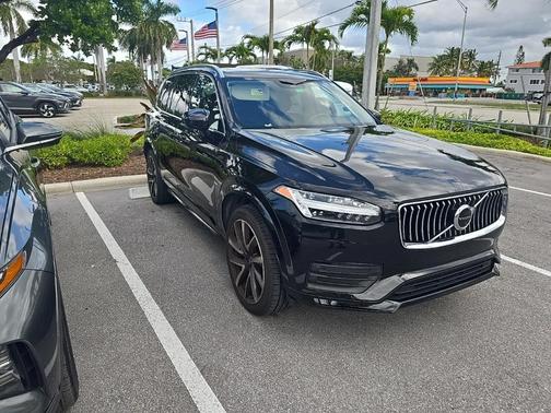 2022 Volvo XC90 T6 Momentum 7 Passenger