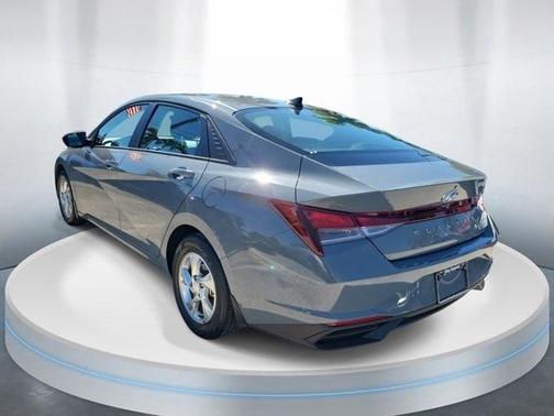 2022 Hyundai ELANTRA SE