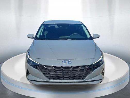 2022 Hyundai ELANTRA SE