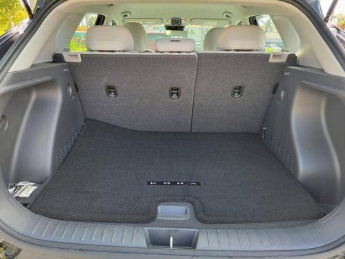 Abyss Black Pearl 2026 Hyundai KONA SE
