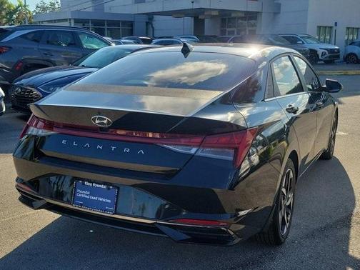2022 Hyundai ELANTRA SEL