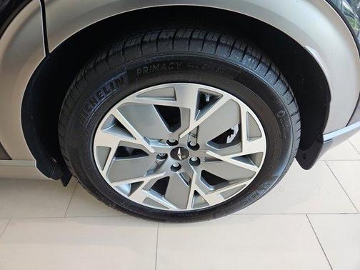 2025 Genesis GV60 Standard