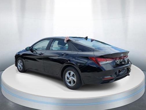 2022 Hyundai ELANTRA SE