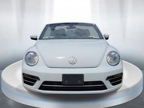 Pure White w/ Black Top 2019 Volkswagen Beetle 2.0T SE
