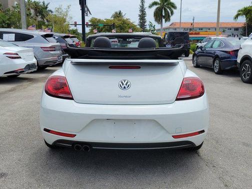 Pure White w/ Black Top 2019 Volkswagen Beetle 2.0T SE