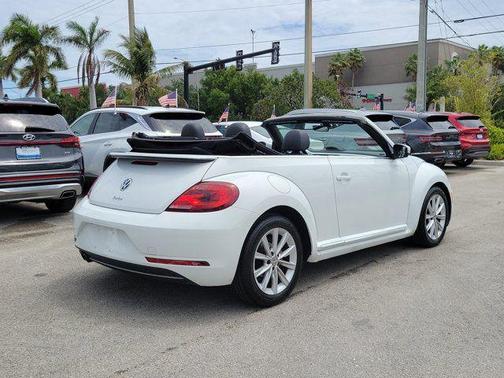Pure White w/ Black Top 2019 Volkswagen Beetle 2.0T SE