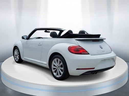 Pure White w/ Black Top 2019 Volkswagen Beetle 2.0T SE