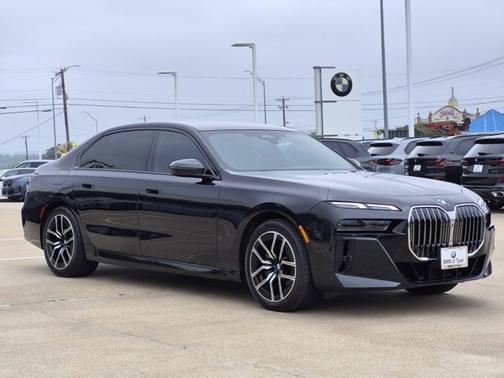 Black Sapphire Metallic 2024 BMW 740