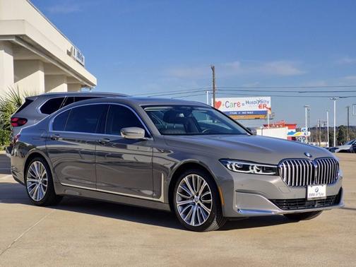 2022 BMW 750 