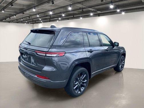 Metallic 2026 Jeep Grand Cherokee Limited