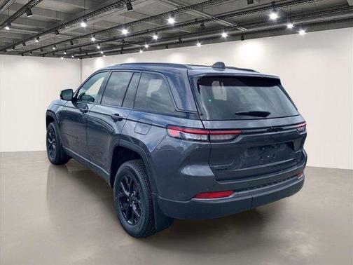 Metallic 2026 Jeep Grand Cherokee Laredo