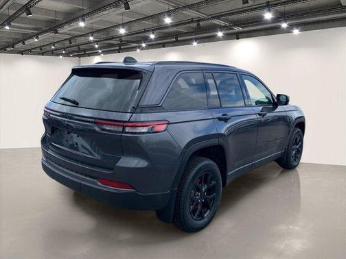 Metallic 2026 Jeep Grand Cherokee Laredo