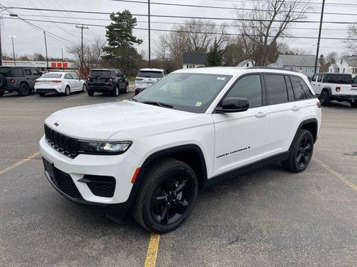 Bright White Clearcoat 2023 Jeep Grand Cherokee Altitude