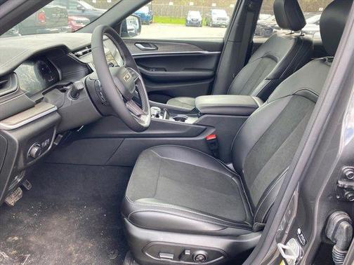 Metallic 2026 Jeep Grand Cherokee Laredo